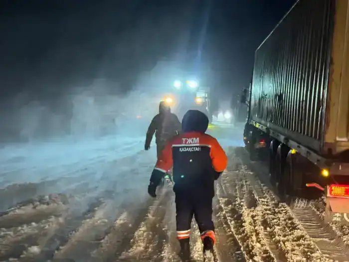 Спасатели МЧС Казахстана за прошедшие выходные из снежных заносов спасли и эвакуировали 126 человек (6)
