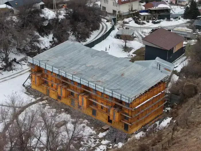 Незаконный трехэтажный объект сносят в предгорье Алматы (2)