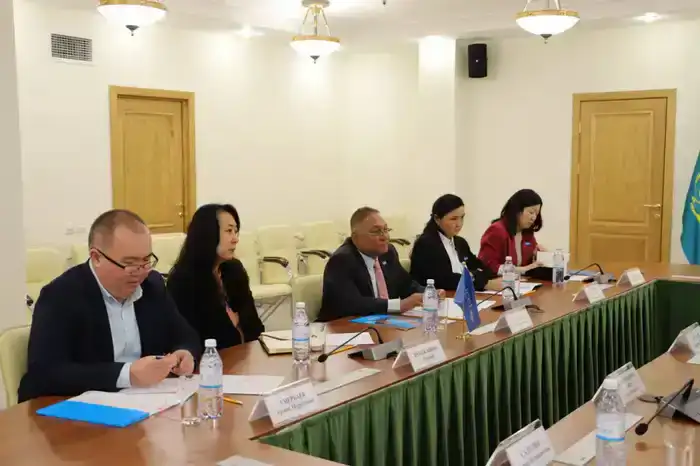 А. Ертаев встретился с представителем ЮНИСЕФ в Казахстане Р.М. Сарваром (2)