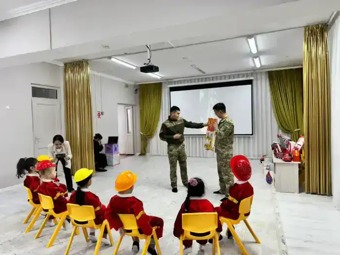 Дети учатся правилам безопасности вместе с МЧС (4)