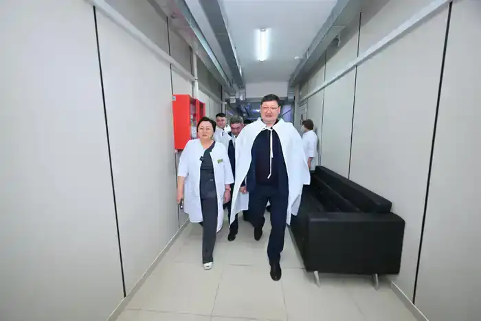 В Центральной районной больнице Аксуатского района проводится капитальный ремонт (7)