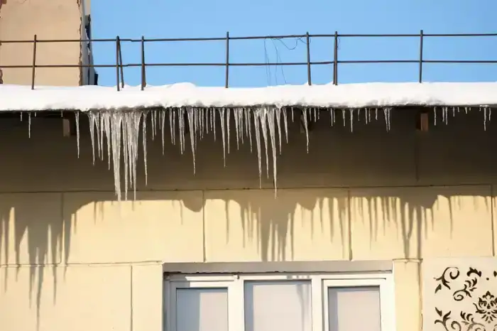 Управляющие компании Алматы обязаны очищать крыши от снега и наледи