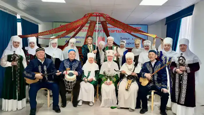 В Астане 80-летние бабушки учатся играть на национальных инструментах (3)