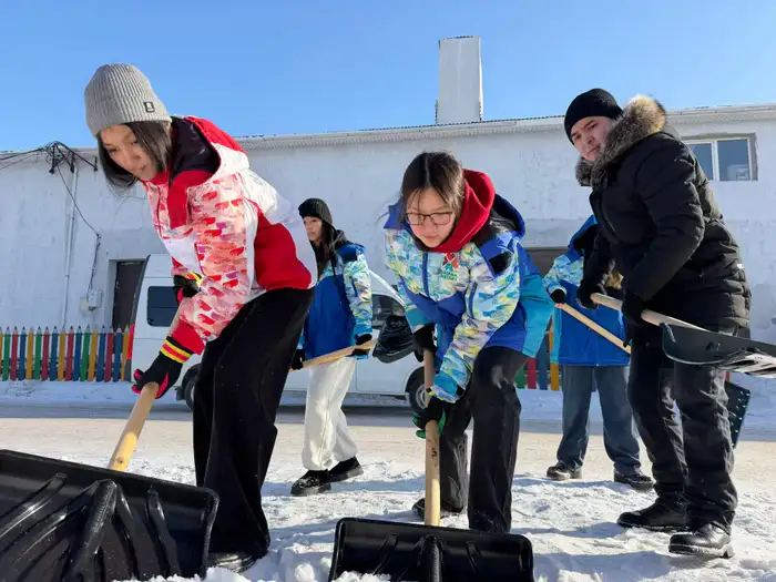 В рамках экоакции «Таза Қазақстан» волонтёры очистили дворы пожилых жителей столицы от снега (6)