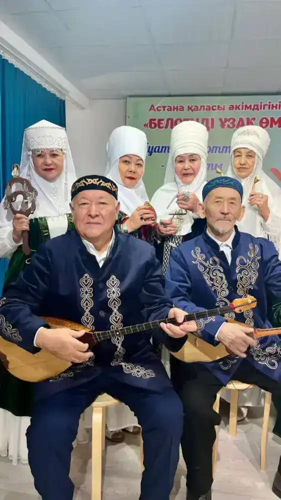 В Астане пенсионеры осваивают национальные инструменты в этно-фольклорном ансамбле "Тұмар"