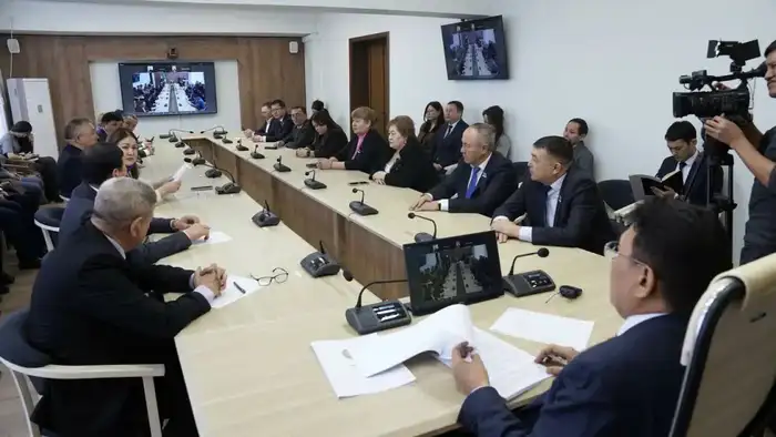 В МАСЛИХАТЕ ОБЛАСТИ АБАЙ ОБСУДИЛИ ПРОЕКТ НОВОЙ КОНСТИТУЦИИ (3)