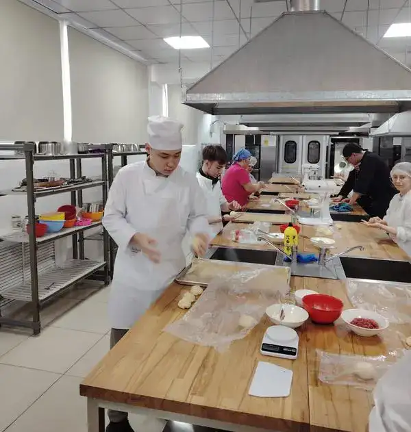 Инклюзия в действии: в Карагандинской области подростки с особыми потребностями осваивают профессию кондитера (3)