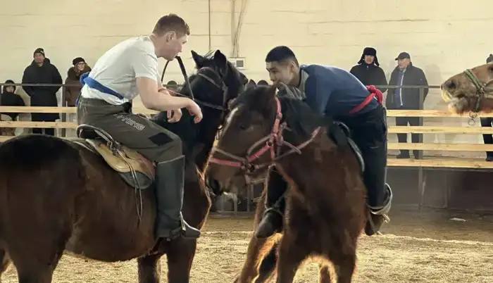 Батырская дуэль: 100 всадников сразились на турнире по аударыспаку в Карагандинской области