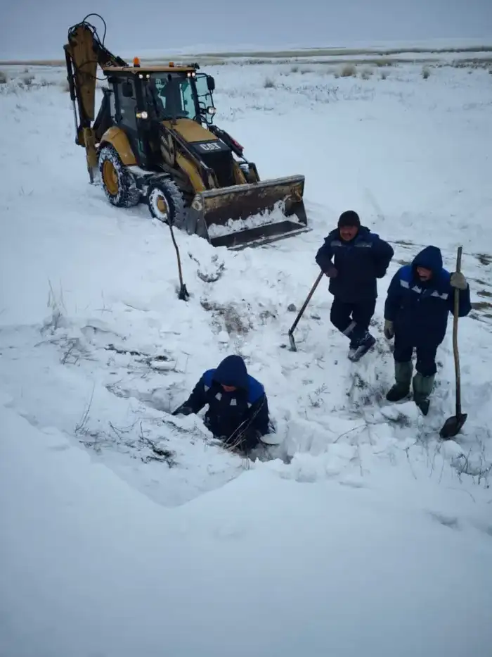 В Курчумском районе началась подготовка к весеннему паводку: очищение снега с дорог и труб
