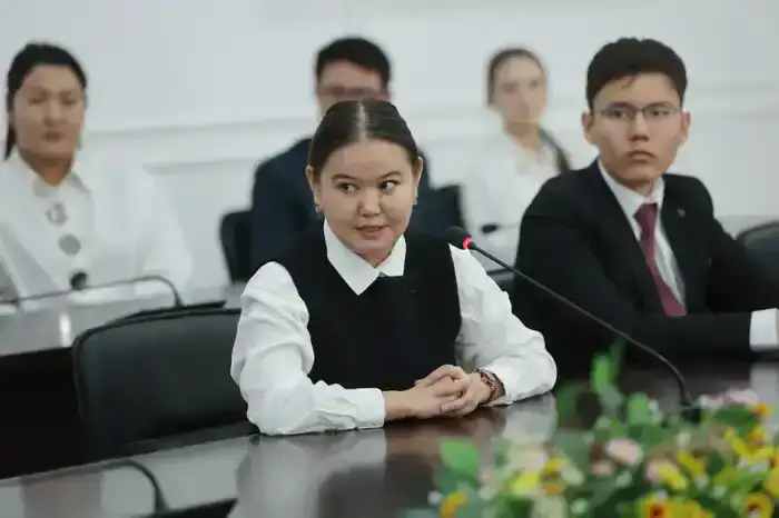 Конституционные реформы и роль молодежи: встреча акима области в Меркенском районе (9)