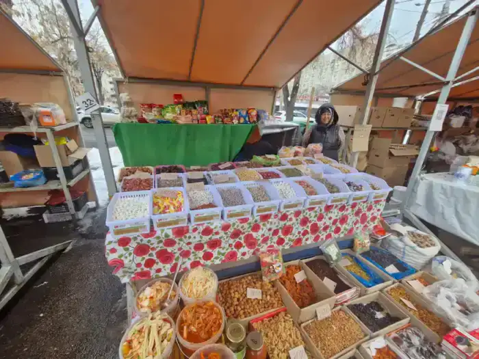 Заместитель акима Алматы проверил подготовку к расширению городских ярмарок и модернизации социальных павильонов (4)