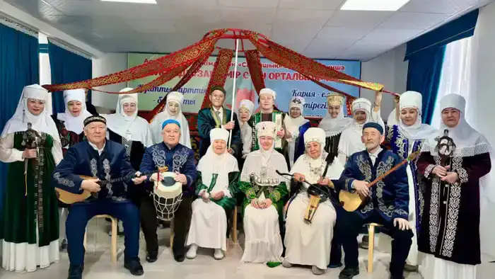 В Астане 80-летние бабушки учатся играть на национальных инструментах (5)
