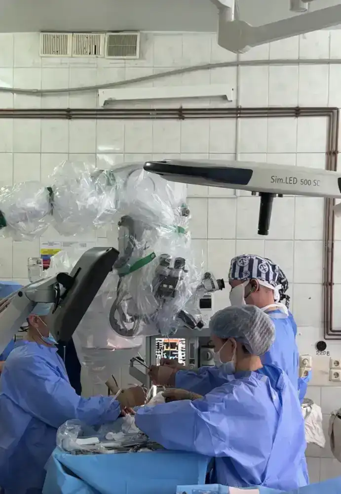 В Алматы пациенту с многолетней хронической болью провели уникальную операцию (2)