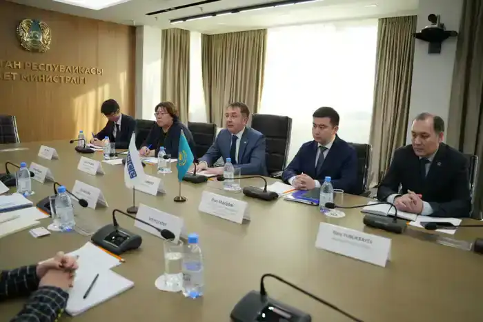 Встреча Ерлана Сарсембаева с Ульви Ахундлу обсуждение правовых реформ и референдума по Конституции