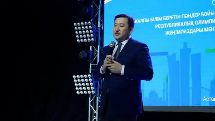 В Астане состоялась награда для победителей и призеров республиканской олимпиады среди школьников, отмечая достижения юных ученых.