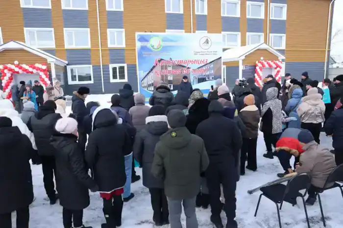 В Аулиеколе вручили ключи от 24 новых квартир новосёлам