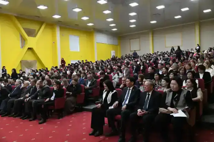 В Астане около 350 преподавателей и общественных активистов обсудили Конституционные реформы (8)