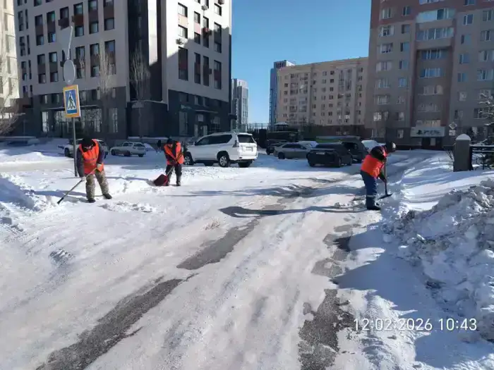 Около двух тысяч единиц спецтехники задействованы в снегоуборочных работах в Астане (10)