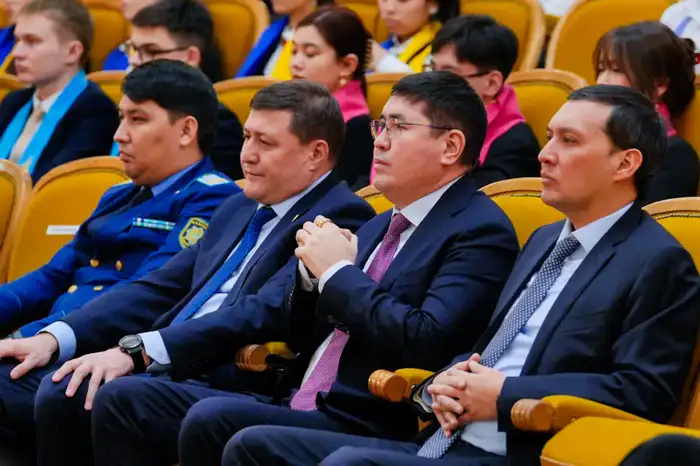 В столичном театре «Жастар» прошел спектакль о наркомании с участием прокурора и госорганов