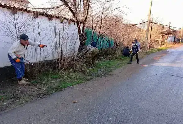 Сарыагаш: В центре города прошел субботник по уборке и благоустройству