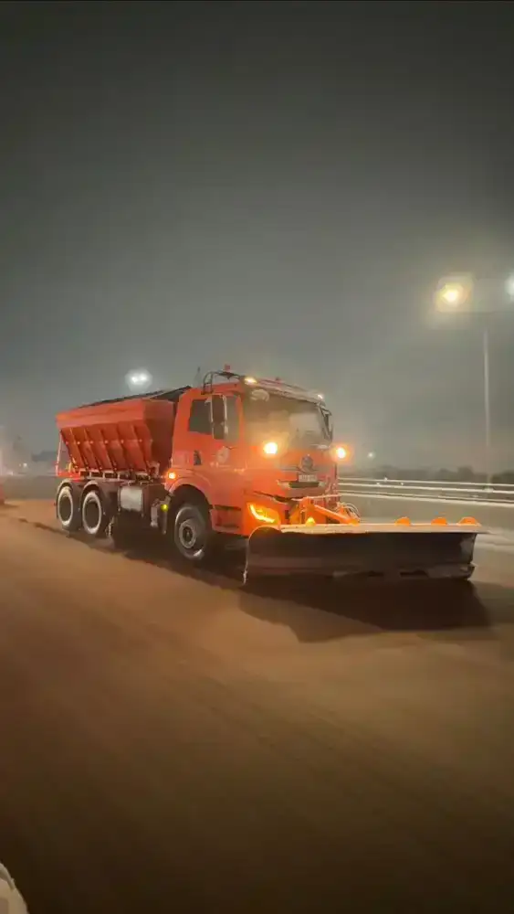 Коммунальные службы Алматы продолжают борьбу с ледяным дождём для обеспечения безопасного движения