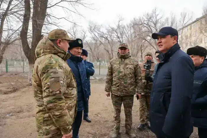 Ербол Қарашөкеев Жаңатас қаласындағы қатты желден зардап шеккен нысандарды аралады (9)