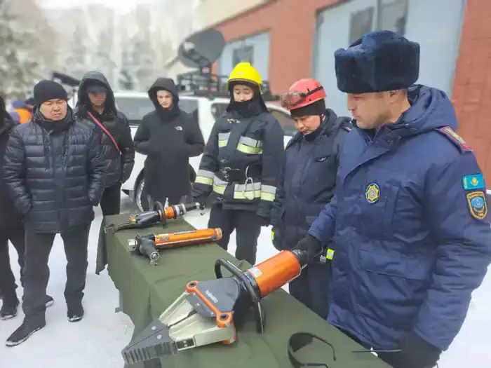 Дети учатся правилам безопасности вместе с МЧС (3)