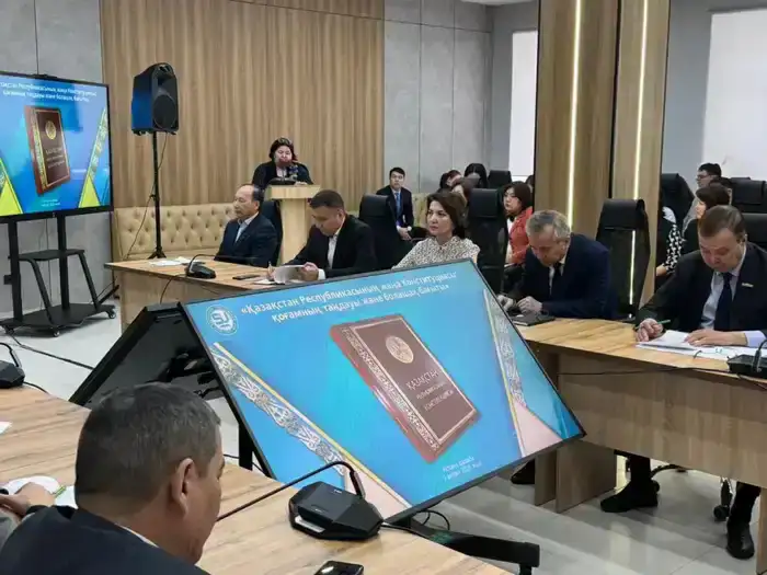 Проект новой Конституции Казахстана обсудили на встрече с сотрудниками и студентами столичного вуза (5)