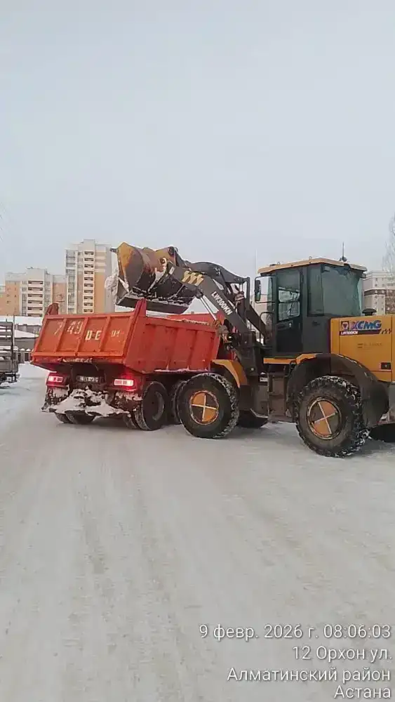 Два тысячи рабочих очищают снег в Астане