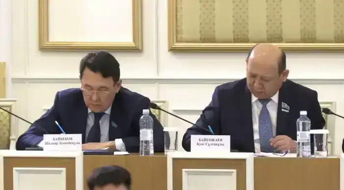 Председатель маслихата области Абай Шалкар Байбеков выступил на заседании Комиссии по конституционной реформе (4)