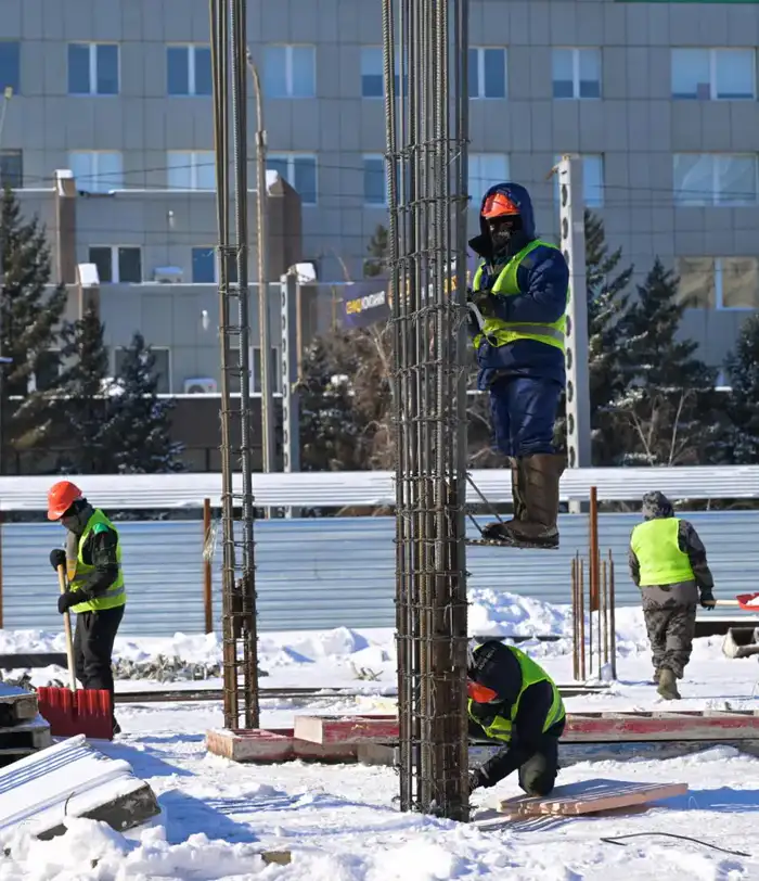 Аким области Асаин Байханов в рамках рабочей поездки посетил ряд инвестиционных объектов региона, ознакомился с ходом строительства гостиницы «Novotel», а также побывал на предприятиях центральной промышленной зоны областного центра (4)
