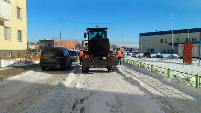 Более 3 100 дорожных рабочих задействовано в снегоуборочных работах в Астане (4)