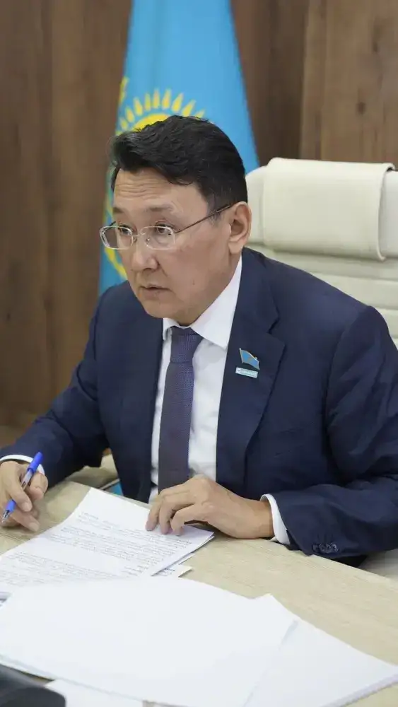 Абай обсуждает проект новой Конституции