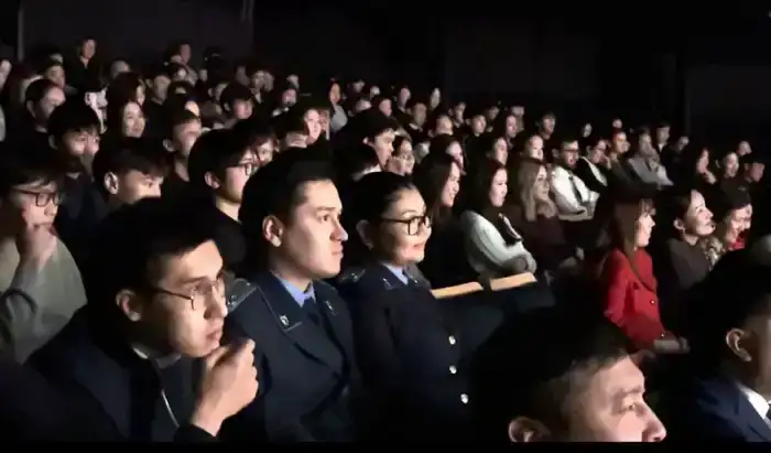 «Закон и порядок»: спектакль о формировании жизненных ориентиров показали столичным подросткам (3)