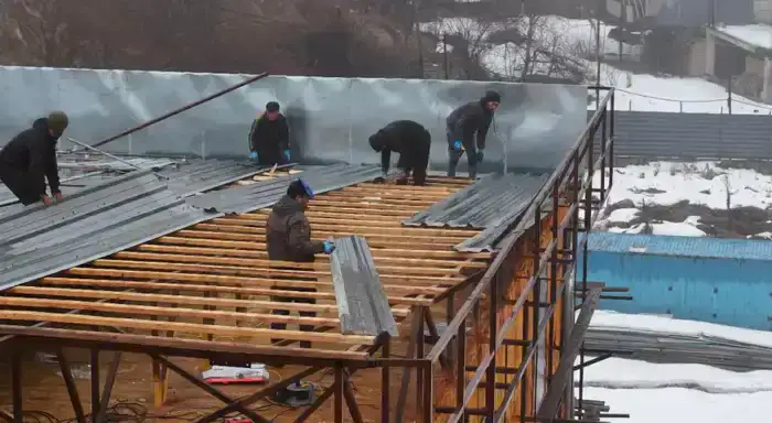 В Алматы начался снос незаконного трехэтажного дома после решения суда