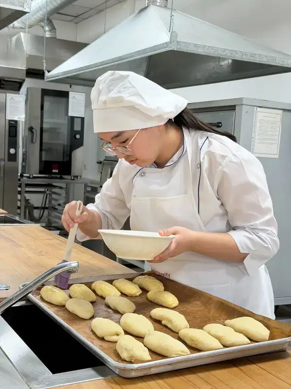 Инклюзия в действии: в Карагандинской области подростки с особыми потребностями осваивают профессию кондитера (4)