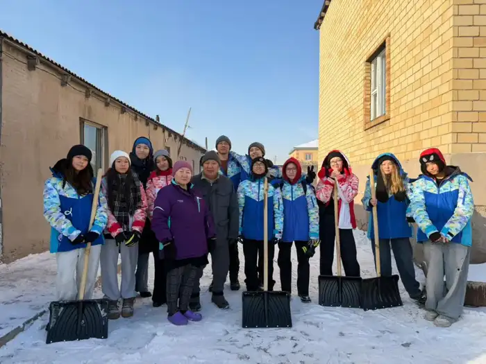 Волонтёры в Казахстане поддерживают пожилых жителей через акцию по очистке снега