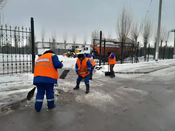 В Астане в снегоуборочных работах задействовано около 1,7 тысячи единиц спецтехники (6)