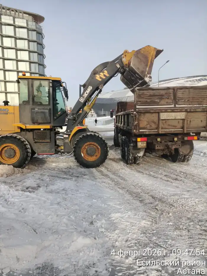 В Астане продолжается масштабная уборка снега: более 3 тысяч рабочих и 1 500 единиц техники на линии
