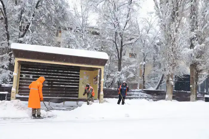 Ербол Карашукеев проинспектировал ход работ по очистке улиц Тараза от снега (2)