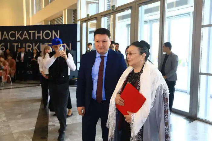 Меруерт Утекешова прибыла в Туркестан для открытия AI-Хакатона и получения поздравления с 75-летием
