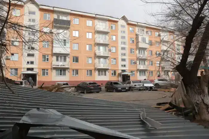 Ербол Қарашөкеев Жаңатас қаласындағы қатты желден зардап шеккен нысандарды аралады (2)