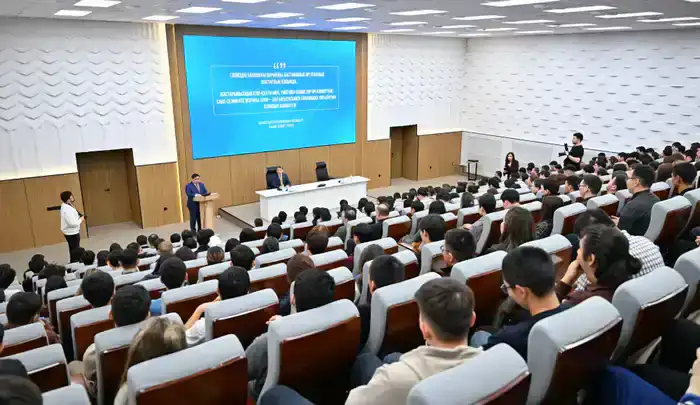 Будущее страны: Дархан Жазықбай зажигает искры вдохновения в сердцах студентов Шымкенте