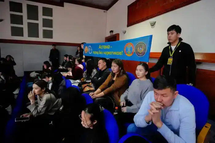 «Закон и порядок»: в Астане прошла профилактическая акция для студентов (10)