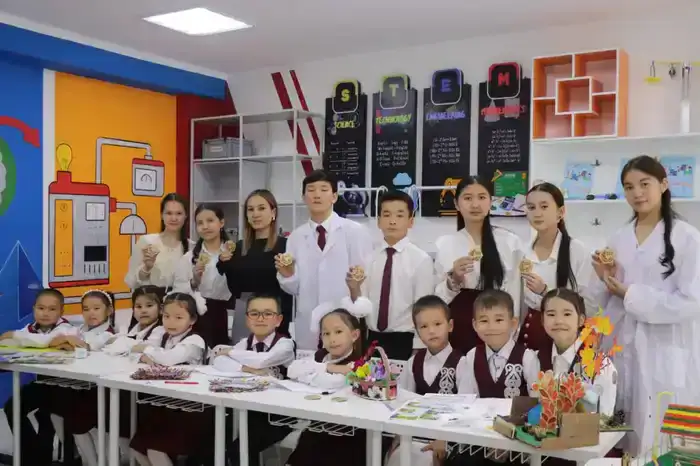 Школьники Рудного участвуют в международной экологической акции по сбору макулатуры