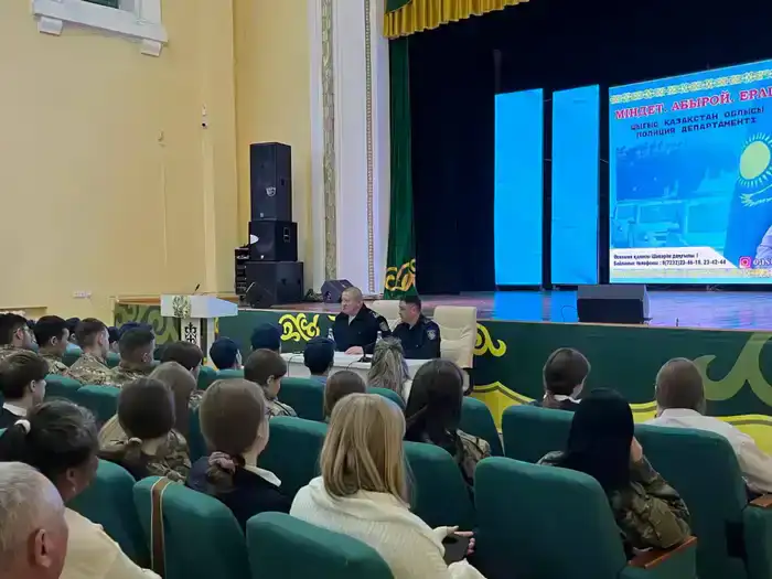 Школьники и студенты встретились с полицией в Алтае