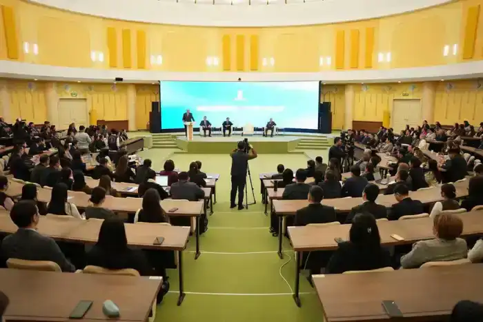 Круглый стол в Академии государственного управления: обсуждение новой Конституции и ключевых принципов Шымкенте