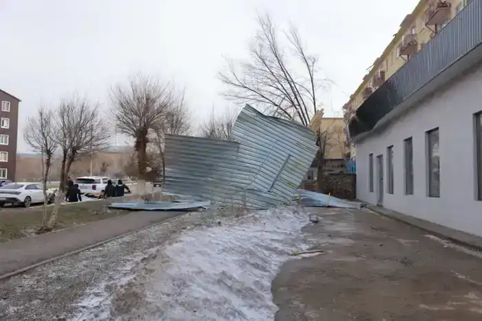 Ербол Қарашөкеев Жаңатас қаласындағы қатты желден зардап шеккен нысандарды аралады (7)