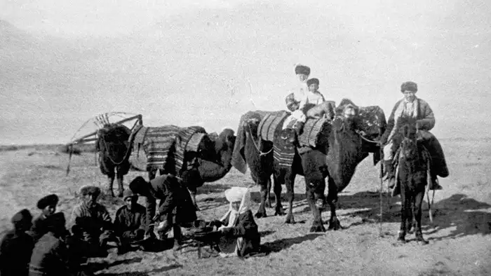 90 лет назад, 5 февраля 1936 года, Казакская АССР была переименована в Казахскую, что стало важным шагом в утверждении самоназвания народа. С тех пор в русской транскрипции используется имя 'казах', отражая культурные и исторические изменения в регионе.