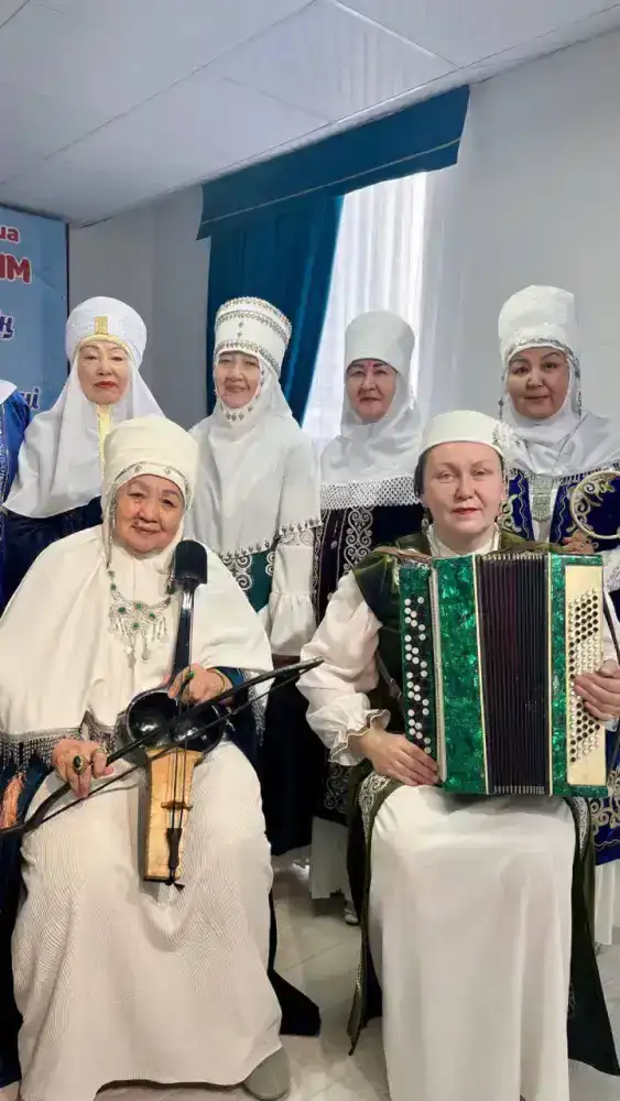В Астане 80-летние бабушки учатся играть на национальных инструментах (2)